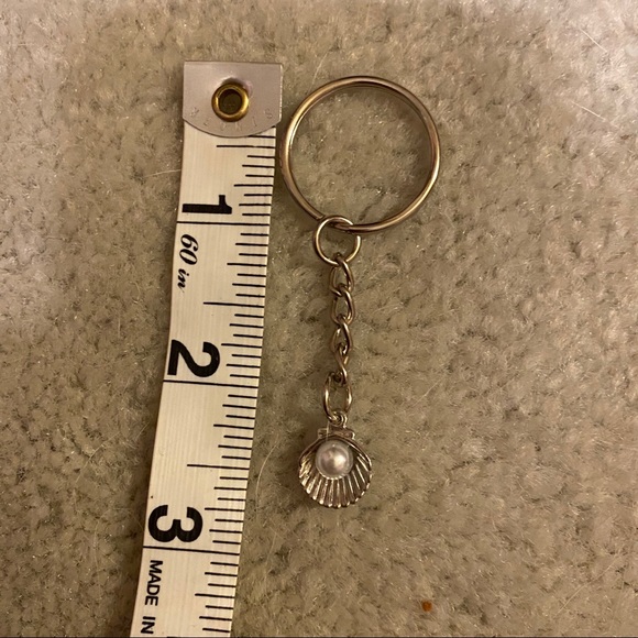 Silver seashell pearl keychain clam handmade gift mermaid beach ocean summer - Picture 2 of 2